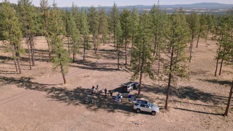 Rising-aerial-view-of-friends-car-camping-in-Oregon-national-forest