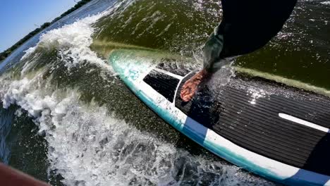 Surfer-Auf-Longboard-In-Welle-Hinter-Boot-Macht-Schalter