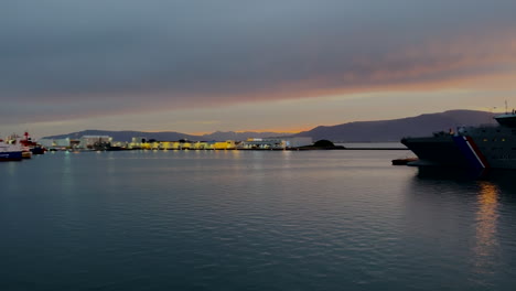 Blick-Auf-Den-Hafen-Von-Reykjavik-Bei-Sonnenaufgang