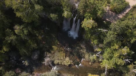 Drone-Descendiendo-Hacia-La-Cascada-En-El-Cañón-De-Pez-Espada