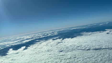 Tolle-Pilotenperspektive-Während-Einer-Rechtskurve,-Die-Nahe-Der-Französisch-italienischen-Grenze-über-Die-12000-Meter-Hohen-Alpen-Fliegt
