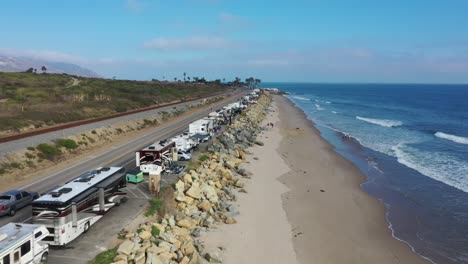 Caravanas-Aparcadas-En-La-Playa