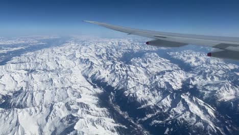 Blick-Aus-Einem-Flugzeug-über-Die-Schneebedeckten-Berge-Von-China