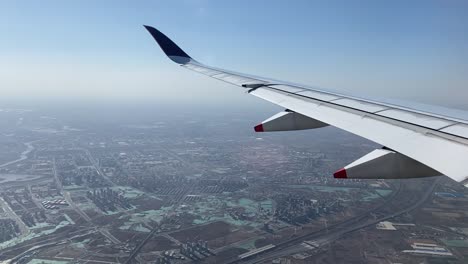 Flugzeugflügelblick-über-Indien