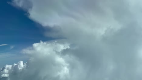 Luftaufnahme-Aus-Einem-Jet-Cockpit,-Das-An-Einem-Herrlichen-Herbstmorgen-Auf-Kreuzfahrtniveau-In-Der-Nähe-Eines-Kumulus-Mit-Tiefblauem-Himmel-Fliegt