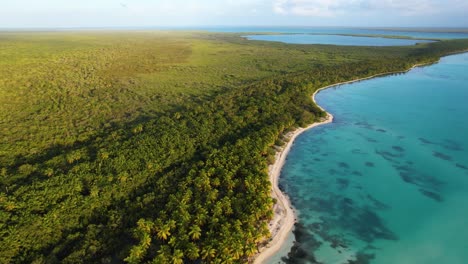Luftbild-Mit-Blick-Auf-Paradiesische-Strände-Von-Punta-Cana,-Sonnenuntergang-In-Der-Dominikanischen-Republik---Schwenk,-Drohnenaufnahme