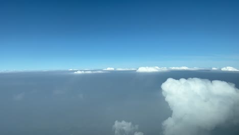 Einzigartige-Pilotenperspektive-Eines-Dunstigen-Himmels-Mit-Einigen-Eingebetteten-Cumulus-An-Einem-Herbstmorgen-Beim-Fliegen-In-10000-Metern-Höhe