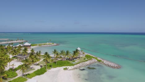 Luftaufnahme-über-Paradiesische-Strände-Von-Punta-Cana,-Dominikanische-Republik---Rückseite,-Drohnenaufnahme