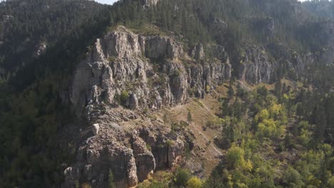 Drohne-Fliegt-In-Richtung-Canyon-Rand-Im-Spearfish-Canyon