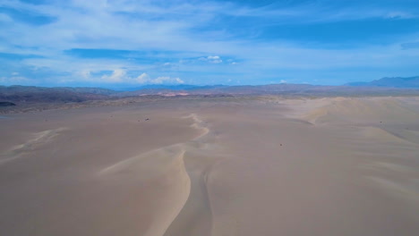 Imágenes-De-Drones-En-Movimiento-Lento-Del-Desierto-De-Mojave-En-Dumont-Dunes-En-El-Sur-De-California