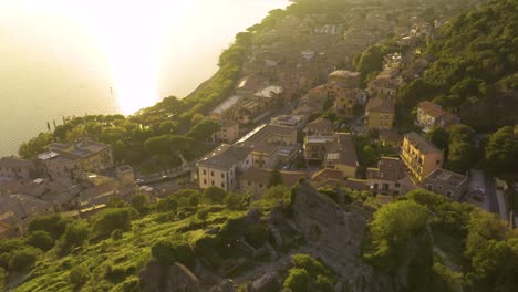 Filmische-Luftaufnahme-über-Der-Festung-Orsinis-In-Trevignano-Romano,-Latium,-Italien