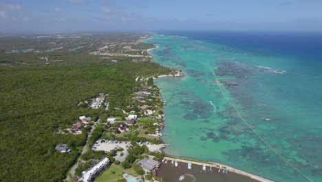 Luftaufnahme-Zu-Exotischen-Resorts-Und-Der-Küste-Von-Punta-Cana,-Sonnige-Dominikanische-Republik