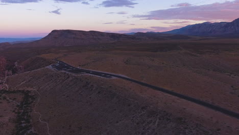 Drohnenaufnahmen-Des-Sonnenuntergangs-Des-Nationalen-Schutzgebiets-Red-Rock-Canyon-In-Nevada