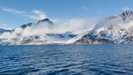 Nubes-En-Las-Montañas-Del-Este-De-Groenlandia