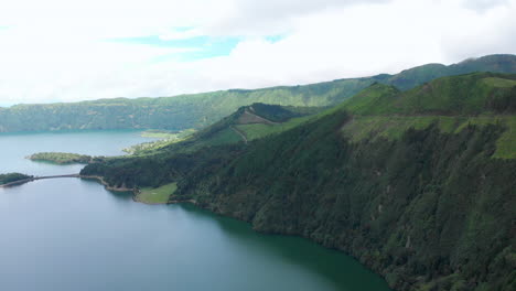 Montañas-Verdes-Del-Macizo-Del-Cráter-De-Sete-Cidades-Con-Lago-En-Las-Azores