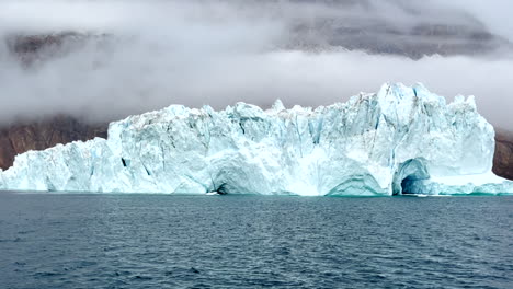 Pasando-Por-Un-Gran-Iceberg-En-El-Fiordo-Del-Este-De-Groenlandia