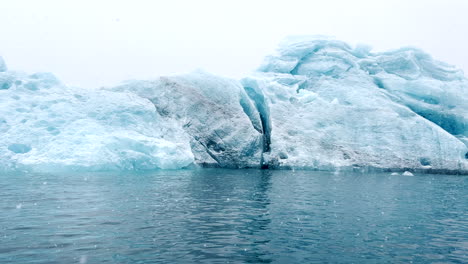 Pasando-Por-Un-Iceberg-En-Los-Fiordos-Del-Este-De-Groenlandia