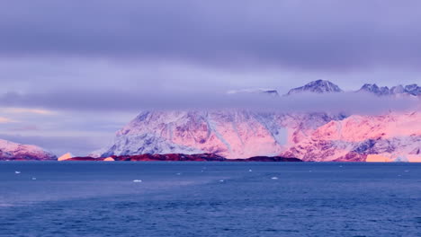 Sol-Saliendo-En-Las-Montañas-En-El-Este-De-Groenlandia