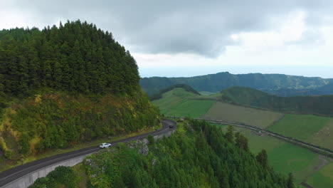 Luftaufnahme-Von-Autos-Auf-Roadtrip-In-Der-Wunderschönen-Natur-Der-Grünen-Azoren