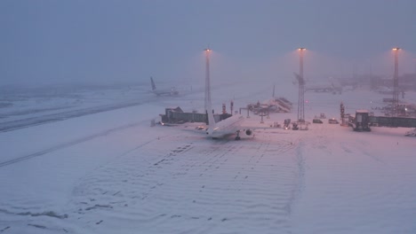 Escalofriantes-Condiciones-Invernales-En-El-Aeropuerto-De-Keflavik-Con-Asfalto-Cubierto-De-Nieve
