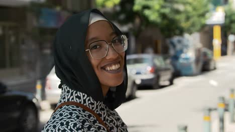 Eine-Schöne-Junge-Marokkanerin-Dreht-Sich-Um-Und-Lächelt-In-Die-Kamera