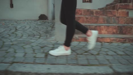 Mujer-Camina-Por-Las-Calles-Con-Pantalones-De-Yoga-Y-Zapatillas,-Concepto-De-Recreación