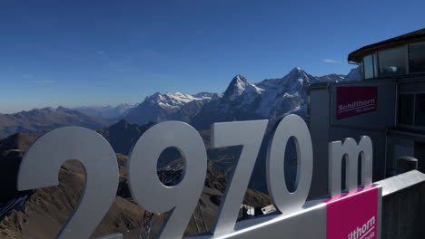 Aufnahme-Des-Schildes-Der-Bergstation-Jungfraujoch,-Bekannt-Als-The-Top-Of-Europe