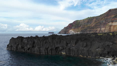 Fliegen-über-Vulkanische-Felsen-An-Der-Küstenlinie-Von-Ponta-Da-Ferraria-Auf-Den-Azoren