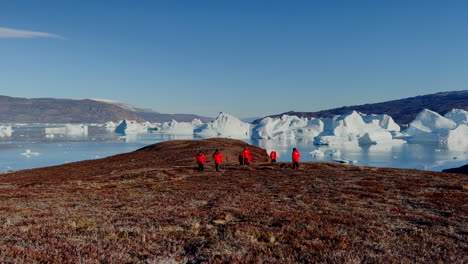Turistas-Caminando-Cerca-De-Icebergs-En-El-Este-De-Groenlandia