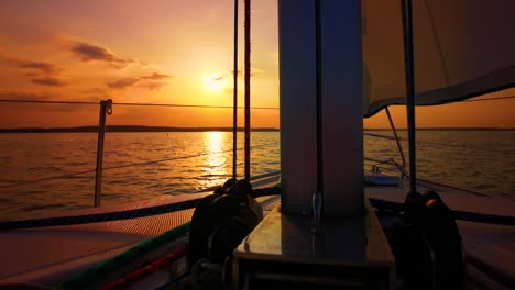Segelboot-Im-Mittelmeer-Bei-Malerischem-Sonnenuntergang