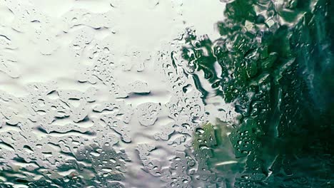 Starker-Regen-über-Der-Windschutzscheibe-Während-Der-Fahrt-Auf-Der-Autobahn-Mit-Bäumen-Im-Hintergrund-Und-Wischer,-Der-Regentropfen-Entfernt