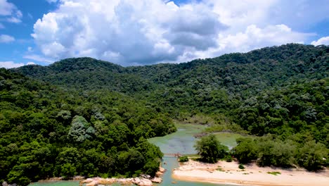 Una-Toma-Inclinada-Hacia-Abajo-Del-Parque-Nacional-En-La-Isla-De-Penang,-Malasia-Durante-El-Día-Con-Fondo-Blanco-Nublado