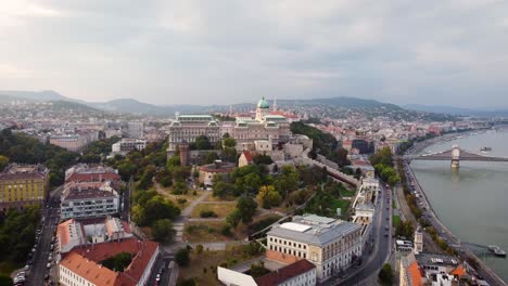 Budapest-A-Lo-Largo-Del-Río-Danubio-En-Una-Puesta-De-Sol-Brumosa-Con-Cielo-Nublado