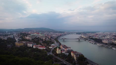 Río-Danubio-En-Toda-La-Ciudad-De-Budapest-Con-El-Castillo-Buda-Sobre-El-Río