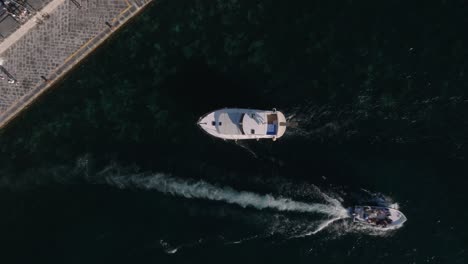 Barco-Turístico-Navegando-Por-La-Costa-De-La-Ciudad-De-Amalfi,-Mar-Mediterráneo,-Italia---Antena-Arriba-Hacia-Abajo