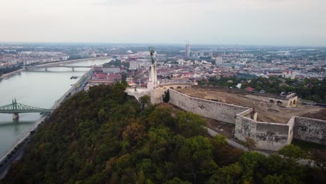 Freiheitsstatue-In-Mont-Gellert-In-Ganz-Budapest-In-Ungarn