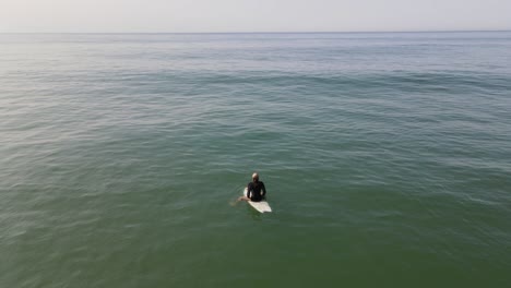 Eine-Einsame-Surferin,-Die-Auf-Eine-Welle-Wartet