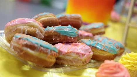 Pfanne-Donuts-Mit-Blauem-Und-Rosa-Zuckerguss