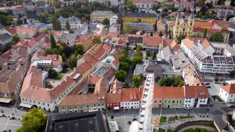 Eger-Stadt-Mit-Besuch,-Riesenrad-Und-Kirchengebäude-Auf-Dem-Hauptplatz-Der-Stadt