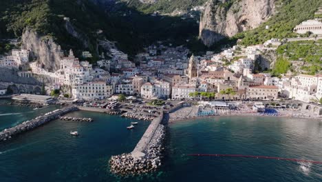 Rompeolas-De-La-Costa-De-Amalfi-Con-Ciudad-Medieval-En-El-Golfo-De-Salerno,-Sur-De-Italia