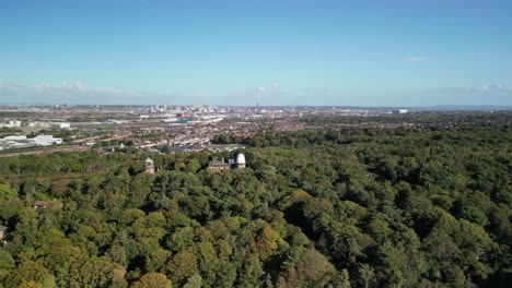 Bidston-Observatorium-Luftdrohne-Rückwärts-Vorwärts-Fliegen-Und-Enthüllen---Hintergrund-Der-Stadt-Liverpool