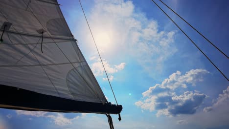 Segelboot-Im-Meer-Bei-Fantastischem-Sonnenuntergang