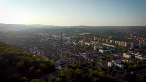 Miskolc-Stadt-über-Dem-Berg-Mit-Einem-Alten-Fernsehsender,-Der-Als-Restaurant-Fungiert