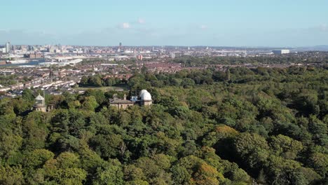Bidston-Observatorium-Luftdrohne-Parallaxenpfanne---Hintergrund-Der-Stadt-Liverpool