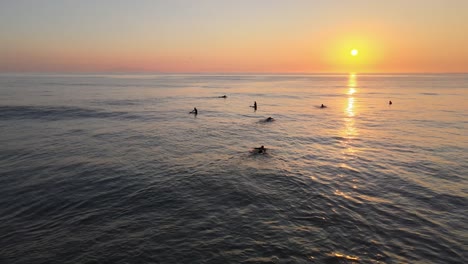 Surfer,-Die-Bei-Sonnenuntergang-Auf-Eine-Welle-Warten