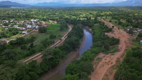 Luftbild-Mit-Neu-Gebautem-Zaun-Am-Fluss-In-Der-Provinz-Dajabon-Zwischen-Haiti-Und-Der-Dominikanischen-Republik