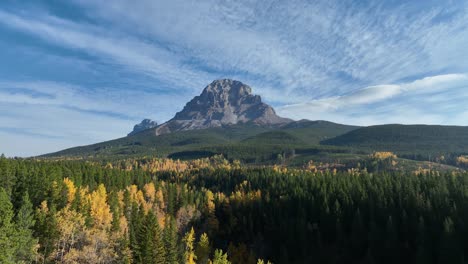 Pico-De-La-Montaña-Crowsnest-En-El-Sur-De-Alberta