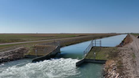 Unteres-Drittel-4k-aufnahmen-Von-Wasser,-Das-Durch-Einen-Bewässerungskanal-Im-Südlichen-Alberta-Fließt