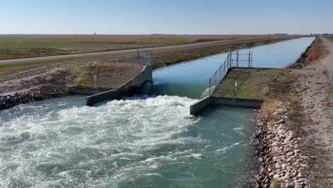 4K-Aufnahmen-In-Zeitlupe-Eines-Bewässerungskanals-Im-Süden-Von-Alberta