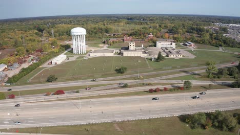 Flint,-Michigan-Water-Tower-Und-Aufbereitungsanlage-Entlang-Der-Dortigen-Autobahn-Und-475-Weitwinkel-Drohnenvideo,-Das-Stabil-Ist